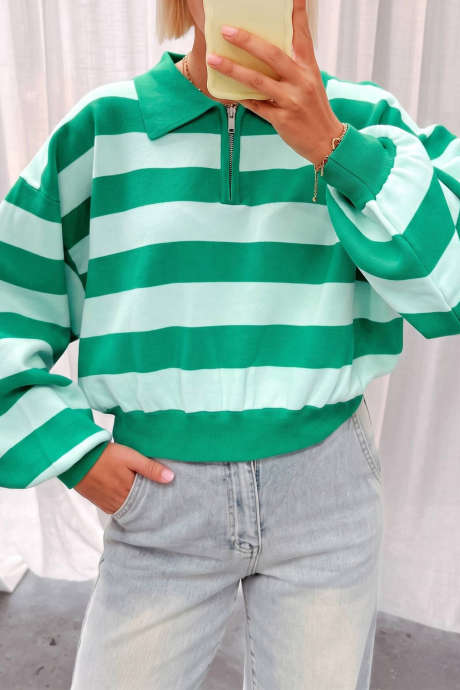 Grøn stribet sweater med sænket skulder og lynlåskrave