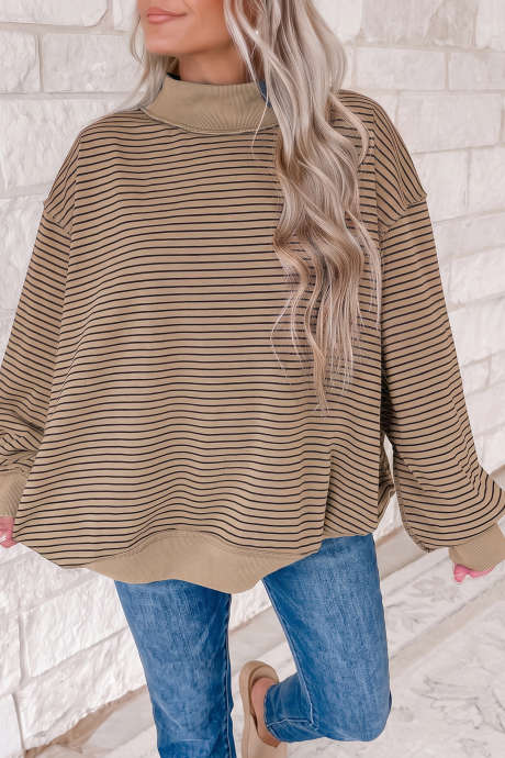 Moletom oversized com gola alta, canelado e com blocos de cores em tons de cáqui.