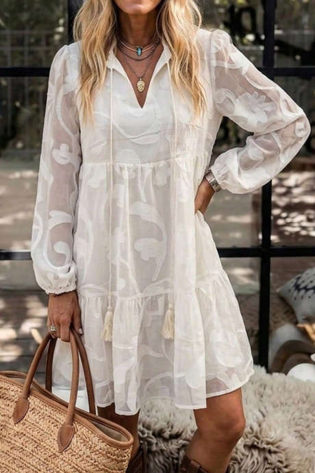 Hvid Boho Blomsterjacquard Minikjole med V-hals og Kvaster og Langærmet Bindebånd