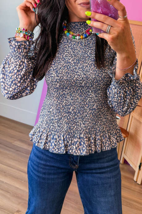 Blå leopardmönstrad blus med smock och volangmanschett och långärmad manschett