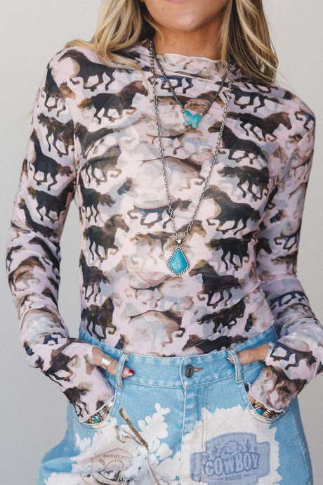 Top a maniche lunghe in rete con stampa di cavalli western marrone