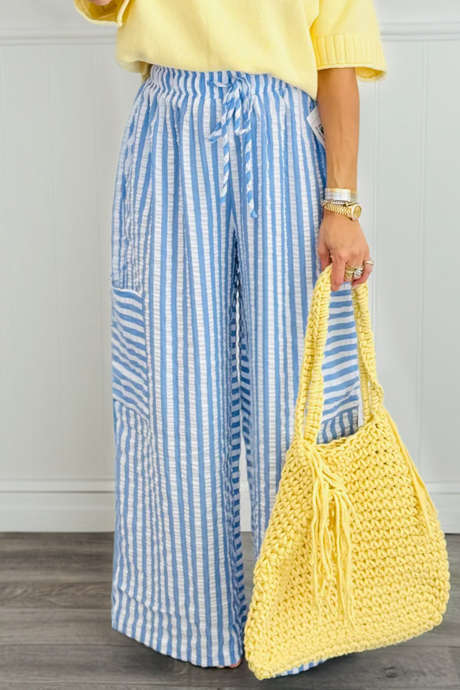 Pantaloni casual a gamba larga lunghi con righe azzurre e tasche.