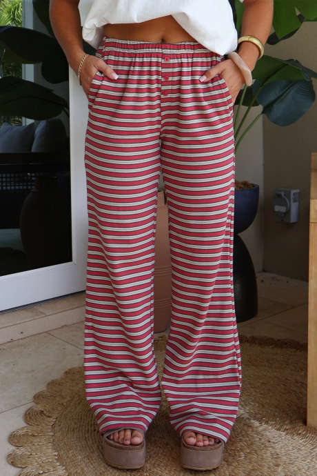 Pantaloni casual a trapezio con elastico in vita a righe rosse e dettaglio con bottoni.