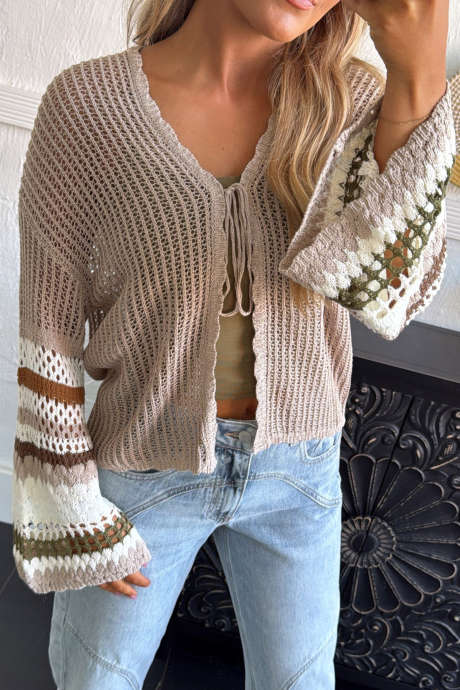 Cardigan maglione a V con scollo smerlato e dettagli a righe grigio fumo, traforato e lavorato a maglia.