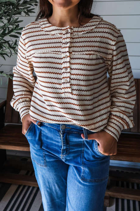 Brun randig texturerad stickad henleytopp med rå kantdetalj och långärmad design