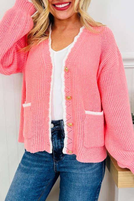 Cardigan ampio con bottoni e lavorazione a coste color fiore di pesco, profili a contrasto, modello maglione a fiori di pesco.