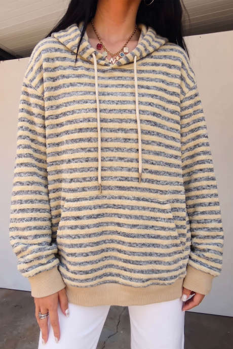 Maglia a maniche lunghe con cappuccio e tasca frontale a righe gialle