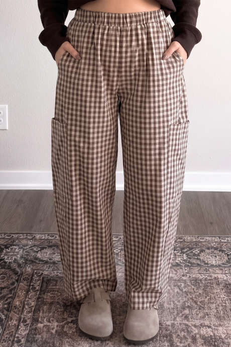 Pantaloni casual a quadretti marroni con elastico in vita e tasche.