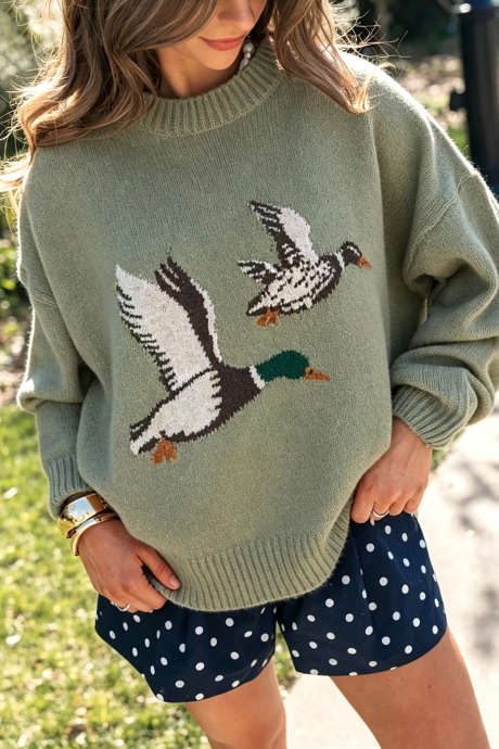 Maglione a girocollo con spalle scese e motivo anatra selvatica in volo color verde alloro