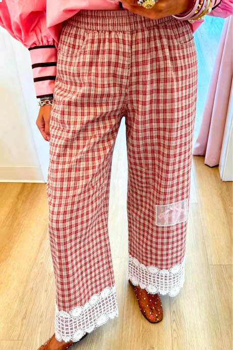 Pantaloni a gamba dritta con elastico in vita e orlo a pizzo, fantasia a quadri rossi da corsa.