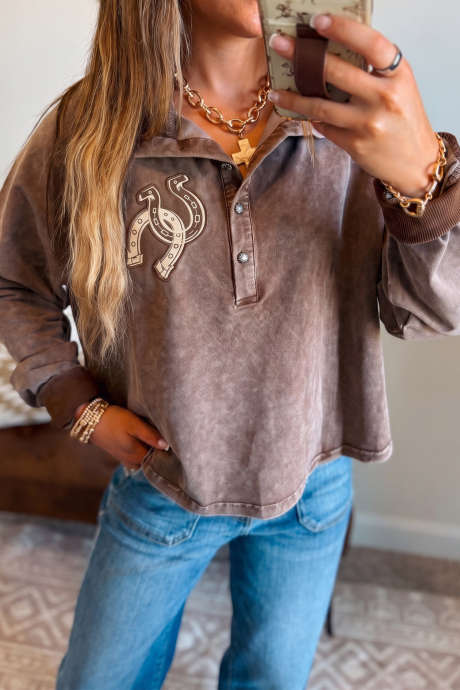 Kaffeebraunes, Western-Hufeisen-besticktes, säuregewaschenes Langarmshirt mit Kragen