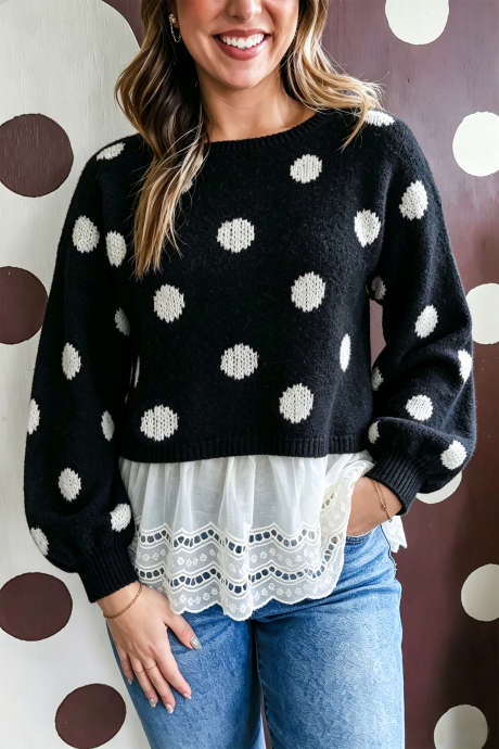 Maglione a maniche a sbuffo in maglia a pois neri con orlo a volant a contrasto e inserti patchwork.
