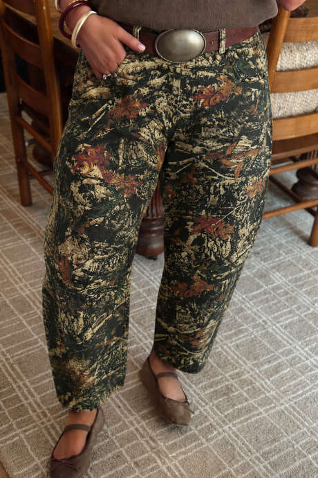 Pantalones vaqueros rectos de corte recto con estampado de camuflaje multicolor de bosque occidental.