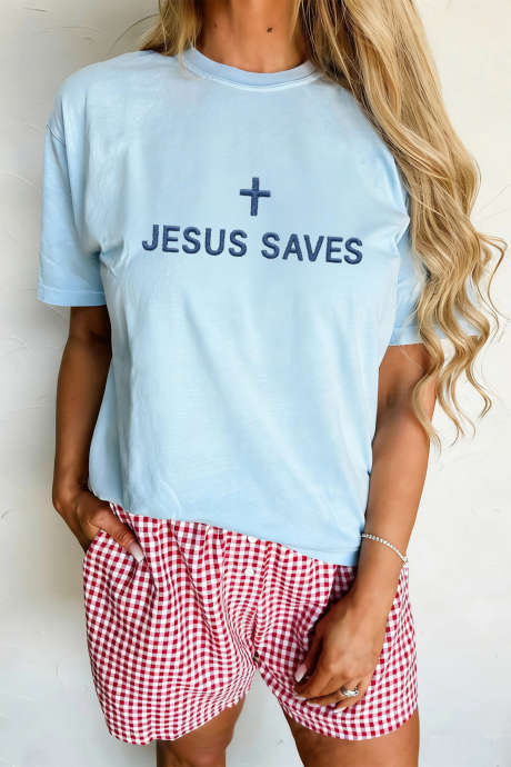 Lichtblauw T-shirt met geborduurde slogan "JESUS ​​SAVES"