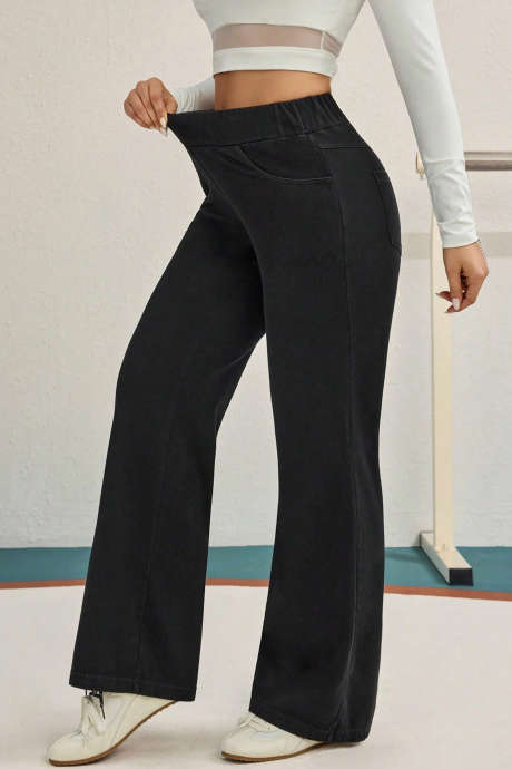 Jeans sportivi neri con effetto contenitivo e vita alta elasticizzata.