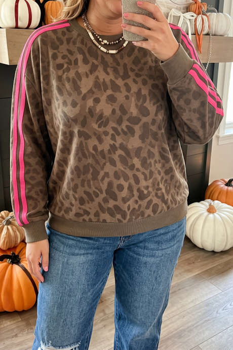 Felpa taglie forti con stampa leopardata marrone e dettagli a righe stile college.