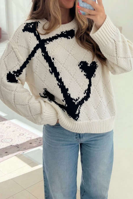 Maglione bianco a maglia con motivo a rombi e ancora in rilievo