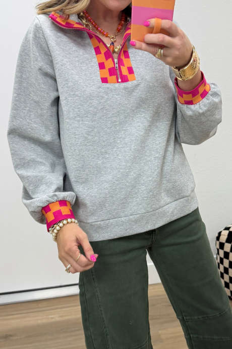 Maglia a maniche lunghe con cerniera a un quarto e dettagli geometrici a blocchi di colore grigio, con colletto.