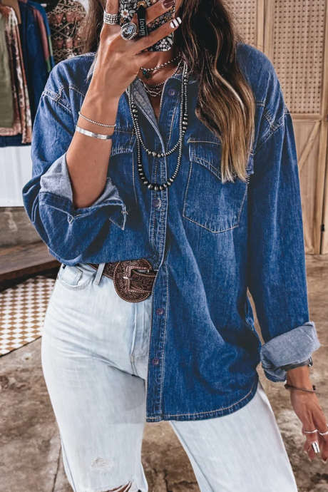 Camisa vaquera de manga larga estilo túnica con bolsillos de parche, color azul marino.