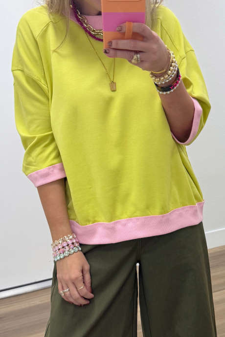 Top giallo a maniche a tre quarti con scollo rotondo e blocchi di colore.