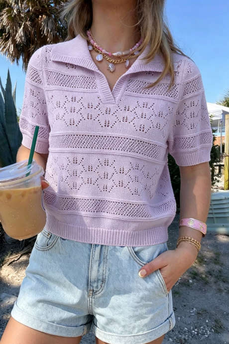 Sweter z dzianiny w jednolitym kolorze z wyciętym detalem i kołnierzykiem w kolorze bukietu orchidei, z krótkim rękawem
