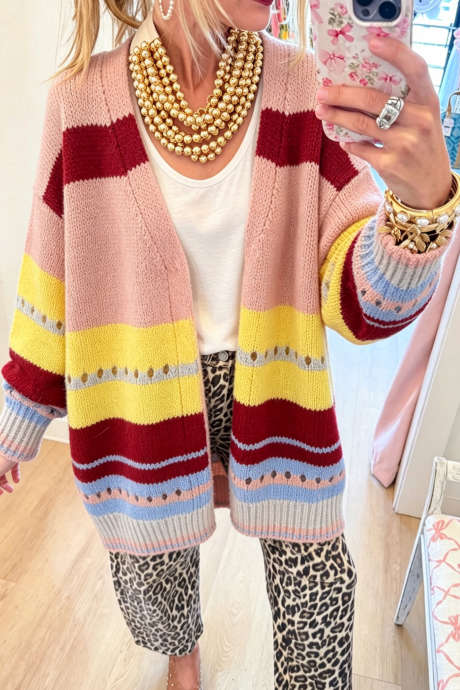 Cardigan-tunica in maglia rosa cipria con dettagli traforati e spalle scese.