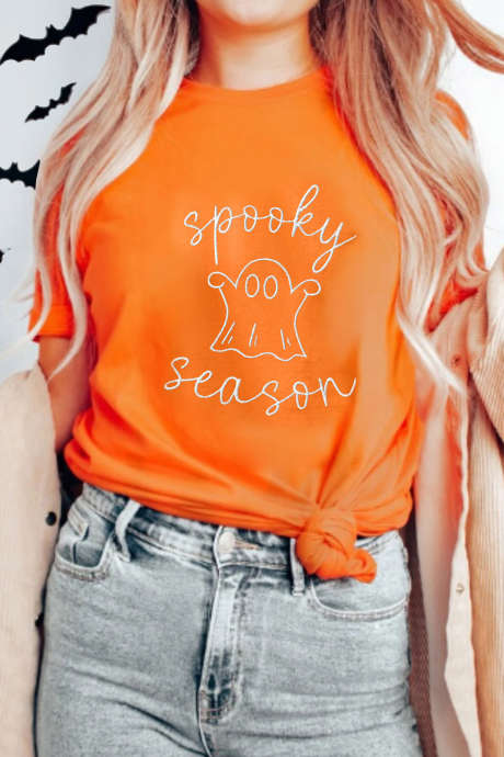 Oranje T-shirt met spookmotief en geborduurde afbeelding, perfect voor het griezelige Halloween-seizoen.