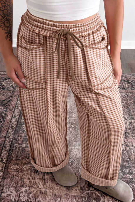 Pantalones rectos de cuadros marrones con ribete de contraste y cintura elástica con cordón ajustable.