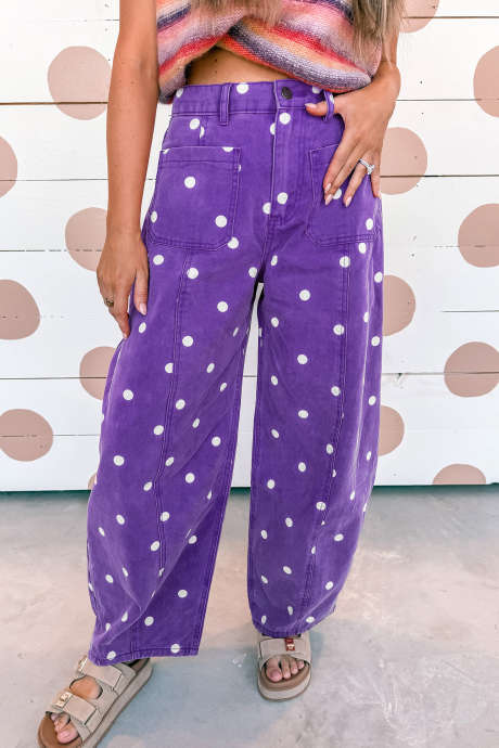 Pantalones vaqueros de corte recto con bolsillo de parche y estampado de lunares morados