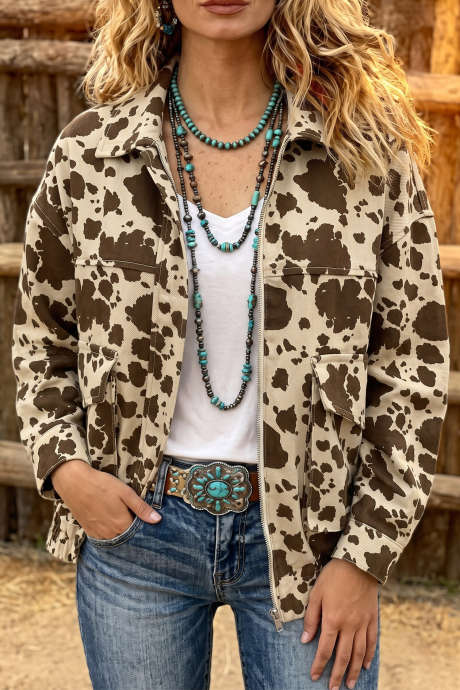 Chaqueta vaquera marrón con estampado de vaca estilo western y bolsillos cargo.