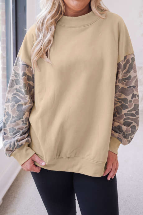 Beiges Sweatshirt in Übergröße mit Stehkragen, Camouflage-Patchwork und überschnittenen Schultern