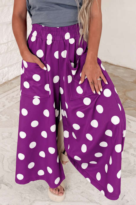 Pantalones casuales de pierna ancha con cintura elástica y estampado de lunares morados.