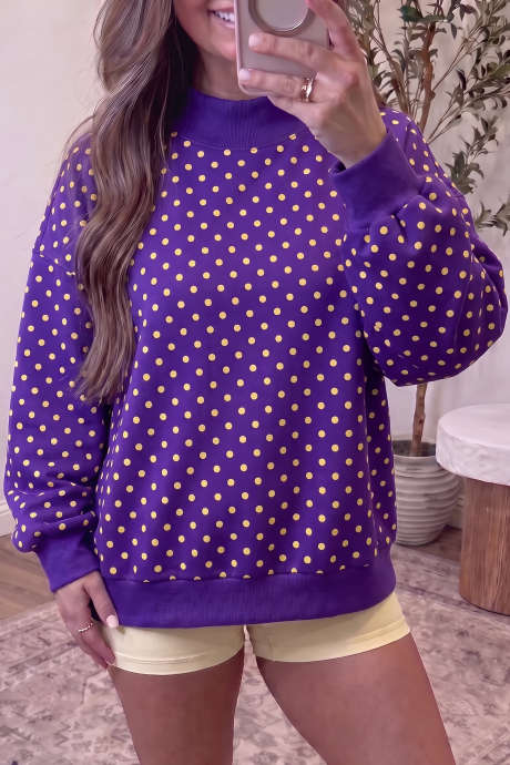 Sudadera informal morada de cuello alto con lunares