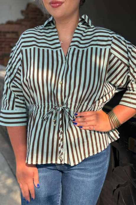 Blusa de talla grande con mangas tipo pulsera, botones y cordón ajustables en la cintura, a rayas azul cielo y con botones.