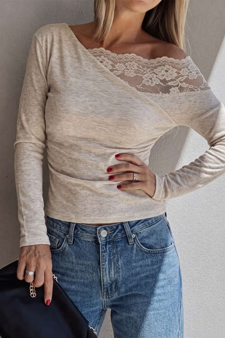 Elegantes, aprikosenfarbenes Langarmtop mit Spitzeneinsatz und One-Shoulder-Ausschnitt