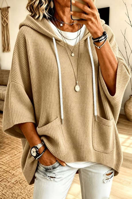 Sweat à capuche en maille gaufrée beige clair à manches trois-quarts et cordon de serrage, manches trois-quarts.