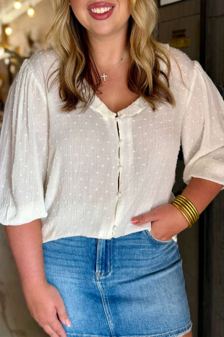 Blusa blanca texturizada de lunares suizos con cuello de volantes, talla grande.