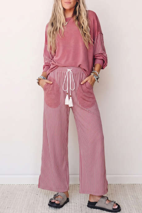 Conjunto de 2 piezas: top de manga larga con bolsillo y pantalón casual con patchwork de costuras sin rematar en color fucsia.