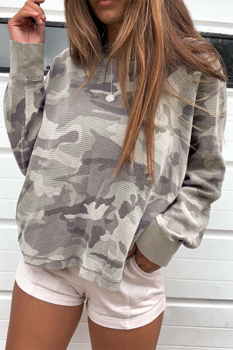 Mehrfarbiges Langarmshirt aus strukturiertem Western-Camo-Strick
