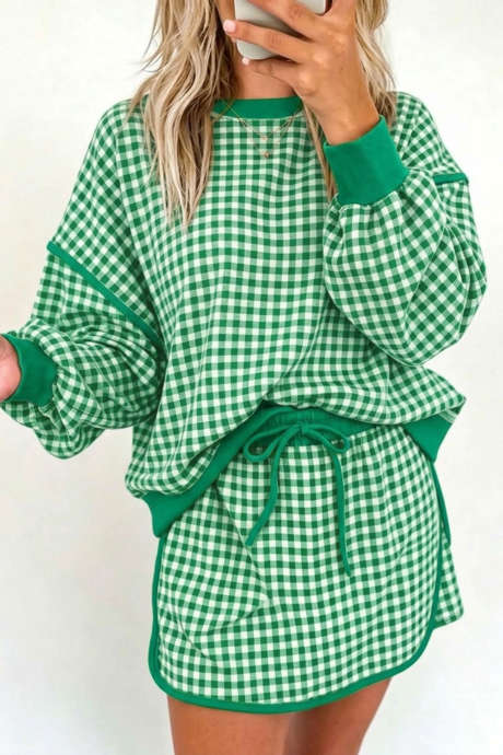 Conjunto de top de manga larga con cuello redondo y falda pantalón de cuello redondo con ribete acanalado y estampado de cuadros verdes.
