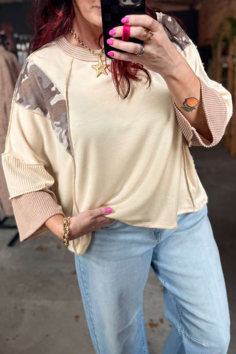 Top de manga tres cuartos con estampado de retorcido y bloques de color de camuflaje beige y canalé.
