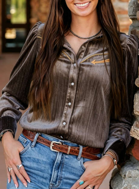 Camisa de manga abullonada con botones y bordado estilo western de terciopelo color café achicoria