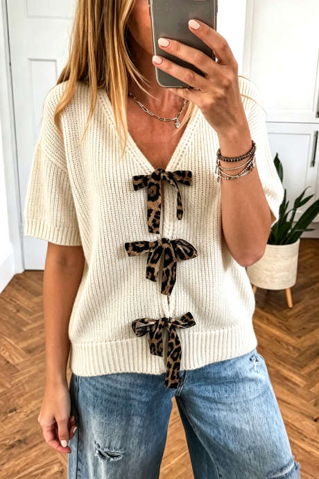 Cárdigan de punto beige con cuello en V y manga corta, estampado de leopardo y lazo.