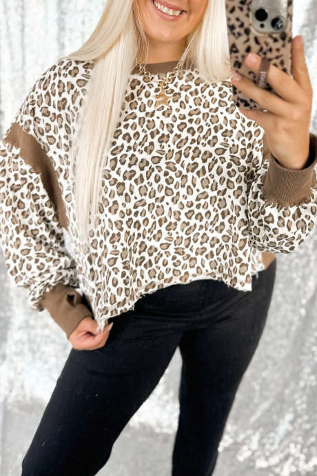 Sudadera corta color caqui con estampado de leopardo y espalda descubierta.