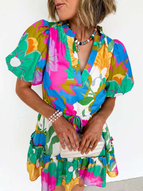 Minivestido multicolor con mangas abullonadas, escote en V y bajo con volantes y estampado floral.