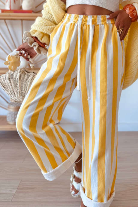 Pantalones casuales de pierna ancha con cordón elástico y rayas amarillas.