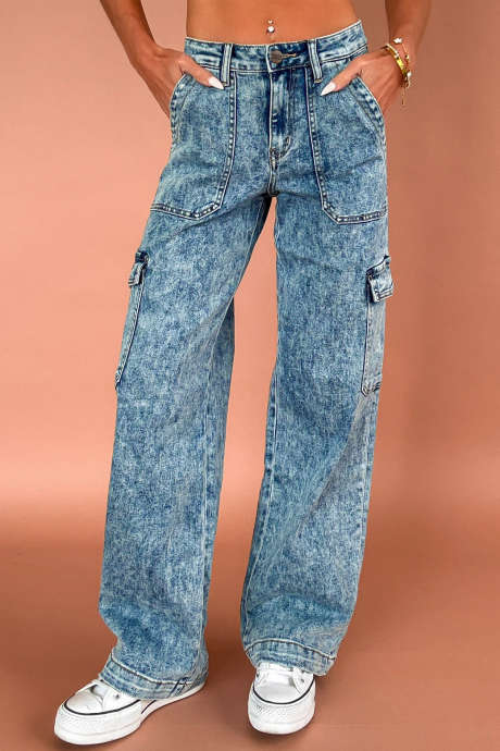 Pantalones vaqueros cargo de mezclilla azul crepúsculo con lavado ácido y bolsillos.