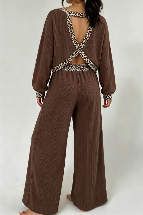 Conjunto de dos piezas de pantalón largo acanalado sin espalda con ribete de leopardo color café.