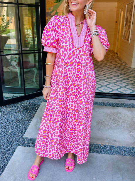 Vestido largo con cuello en V y mangas abullonadas, estampado de leopardo y cuadros vichy en tonos rosa.