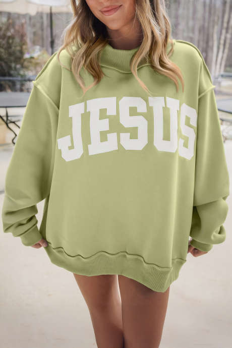 Sudadera holgada de cuello alto con estampado de la letra JESÚS en verde Meadow Mist, con costuras expuestas y parche gráfico.